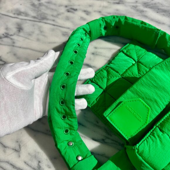 🇮🇹 - Bottega Veneta: Padded Cassette Belt Bag Maxi Intrecciato Nylon Mini w/ Box - Picture 3 of 9